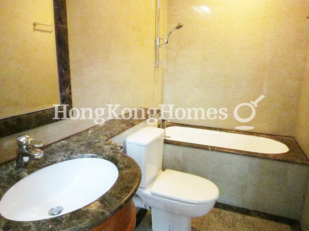 Second Ensuite Bathroom — Chelsea Court, The Peak