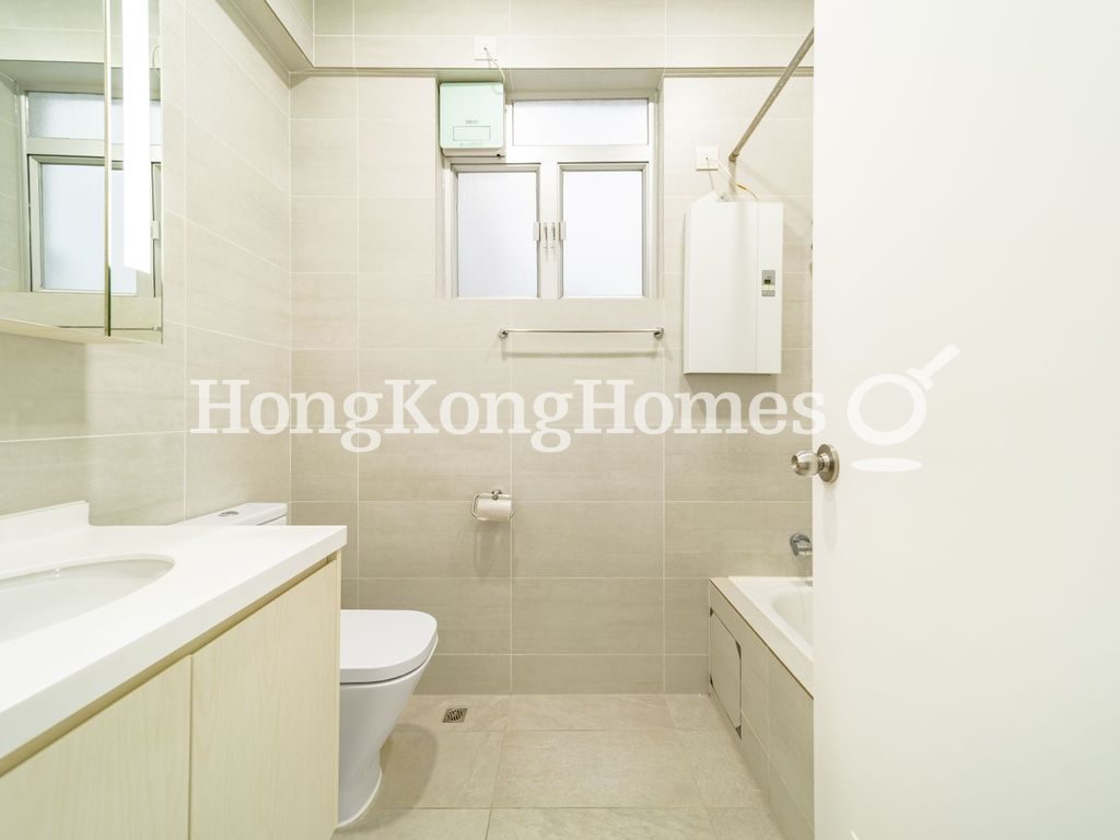 Guest Bathroom — Panorama, Mid-levels West