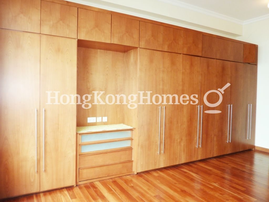 Built-in Wardrobe in Master Bedroom — Chelsea Court, The Peak