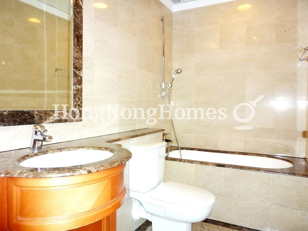 Second Ensuite Bathroom — Chelsea Court, The Peak