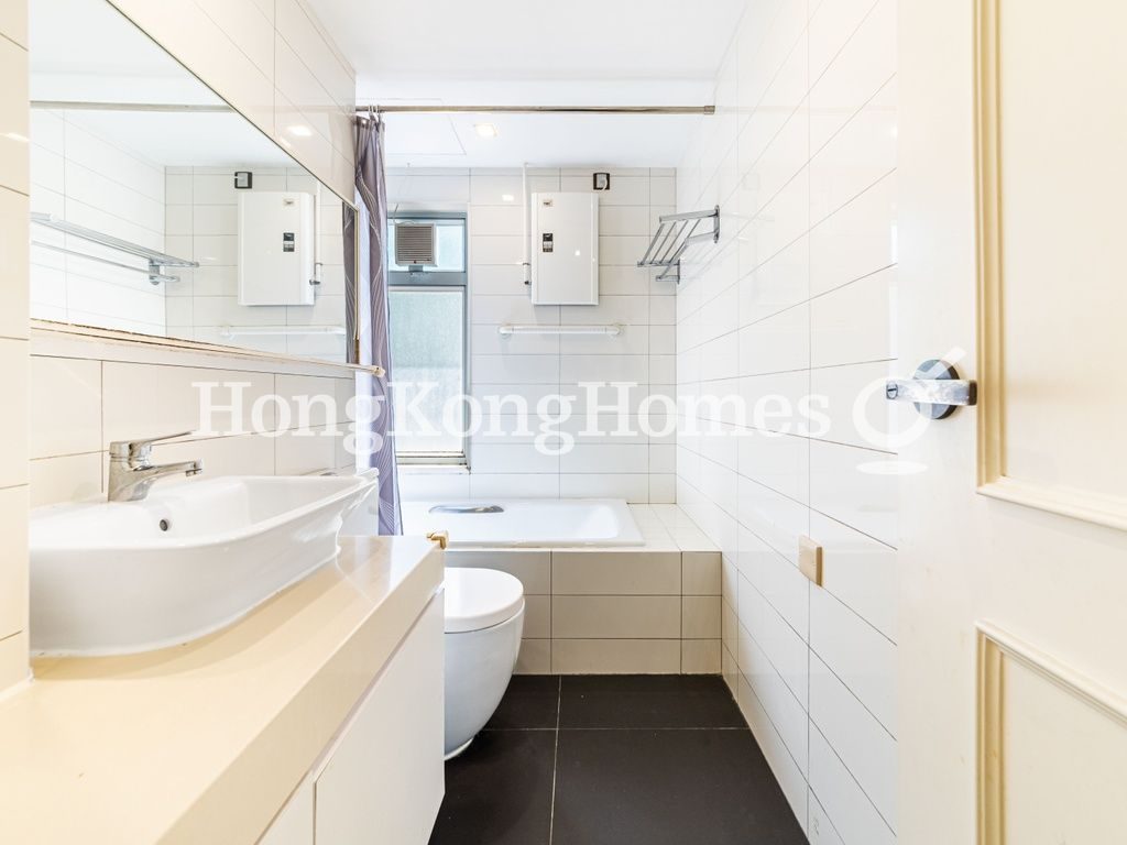 Master Bathroom — Ruby Court - Block 02, Repulse Bay