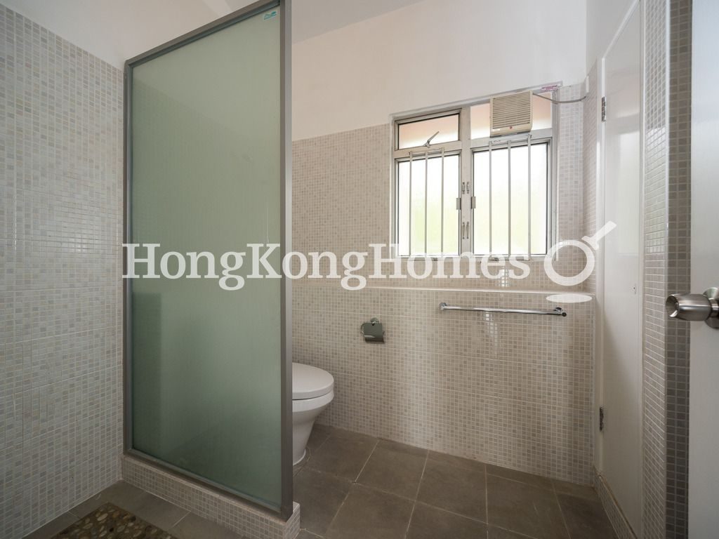 Master Bathroom — Tam Gardens, Block 04, Pokfulam