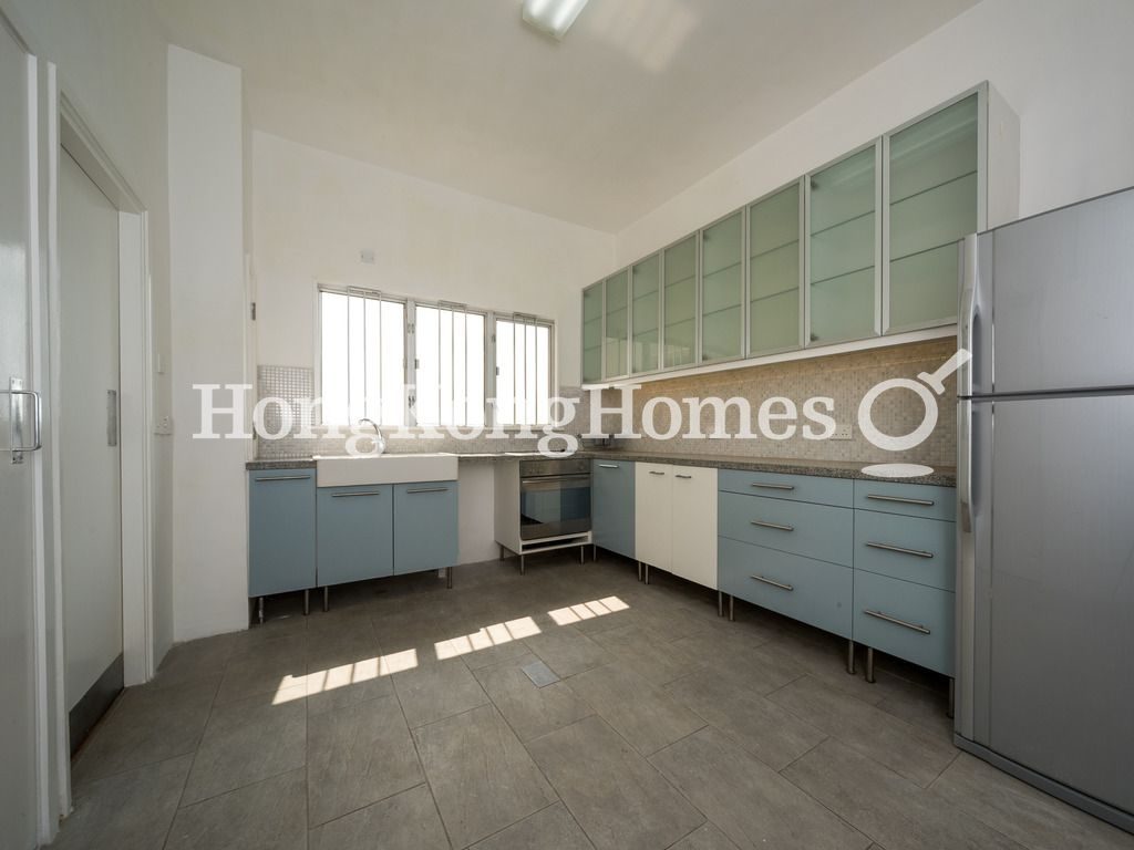 Kitchen — Tam Gardens, Block 04, Pokfulam