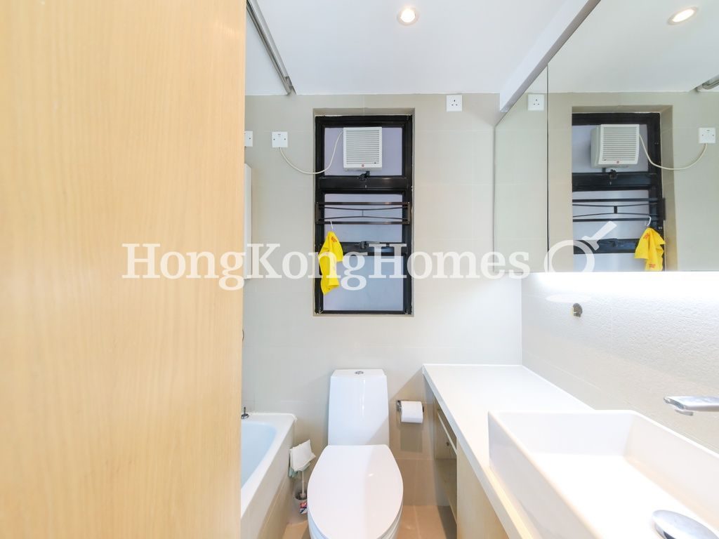 Guest Bathroom — Ying Piu Mansion, Mid-levels West