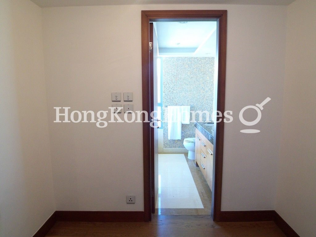 Walk-in Closet in Master Bedroom — 15 Homantin Hill, Ho Man Tin / Waterloo Road