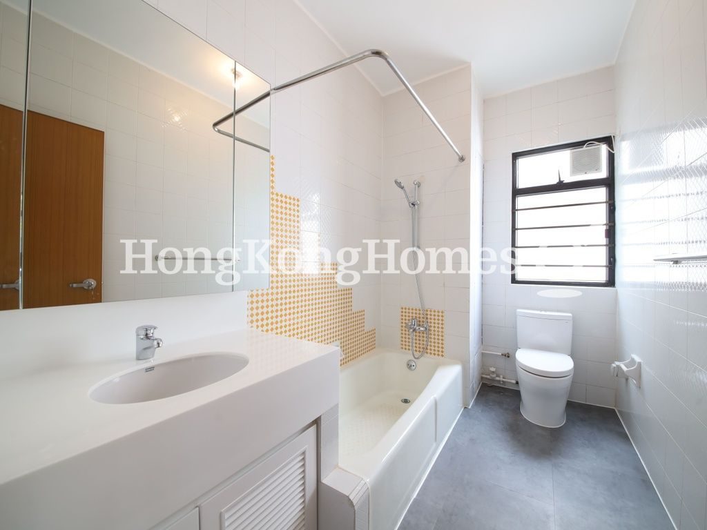 Guest Bathroom — Pine Grove - Block 05, Pokfulam