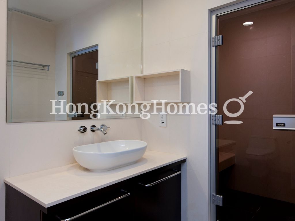Master Bathroom — Eredine, The Peak