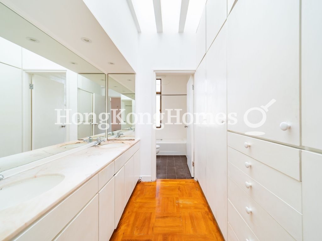 Master Bathroom — Stanley Knoll, Stanley