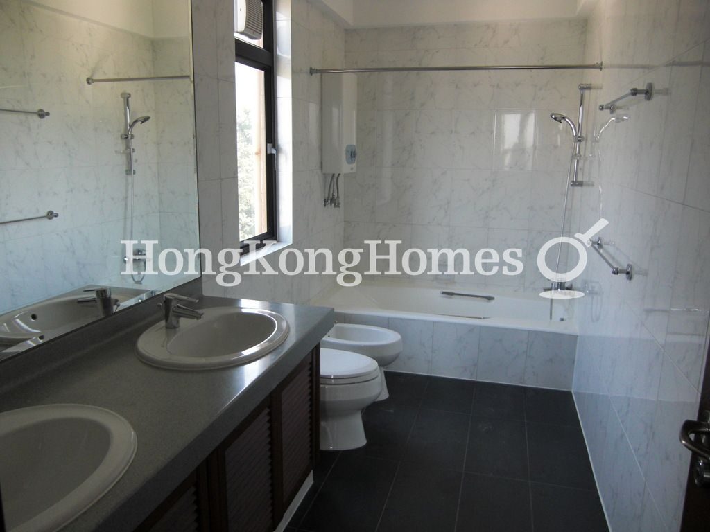 Master Bathroom — Manhattan Tower, Repulse Bay