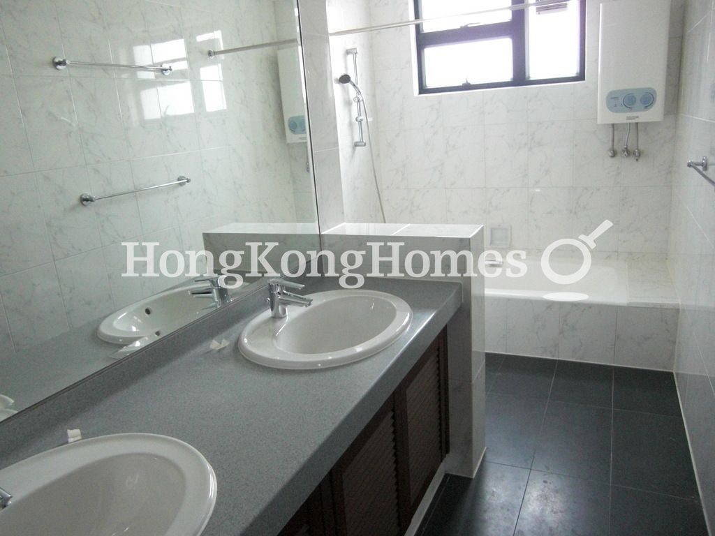Guest Bathroom — Manhattan Tower, Repulse Bay