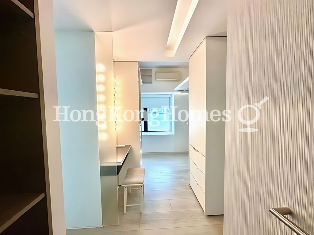 Walk-in Closet in Master Bedroom — The Arch - Block 1 (Sky Tower), Tsim Sha Tsui