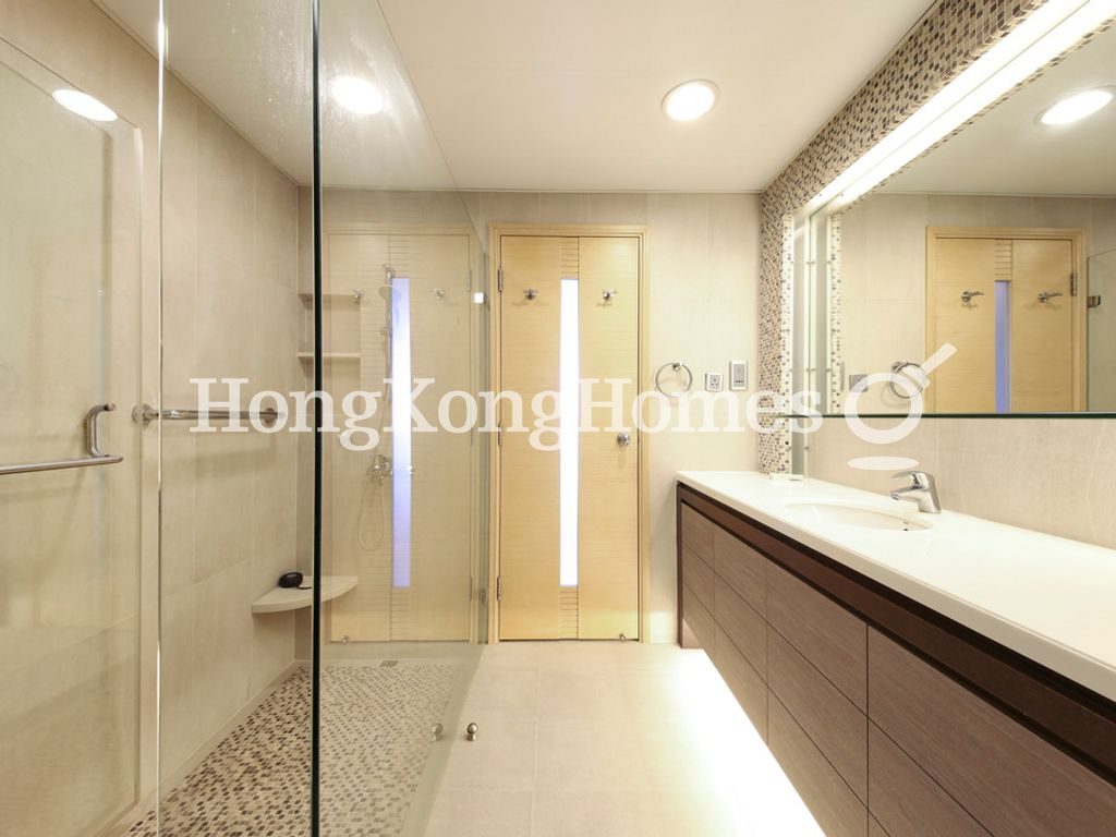 Master Bathroom — Dynasty Court - Block 01, Mid-levels Central