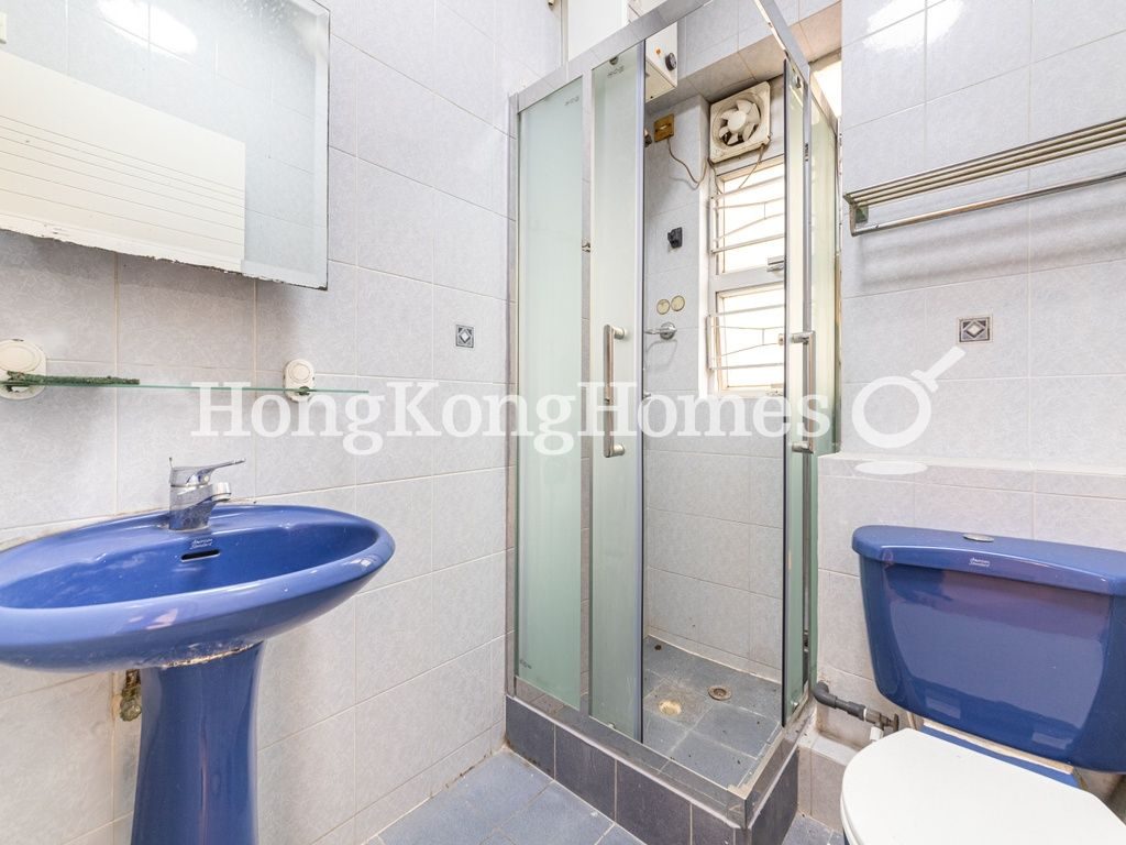 Guest Bathroom — Greenland Gardens - Block A, Mid-levels West