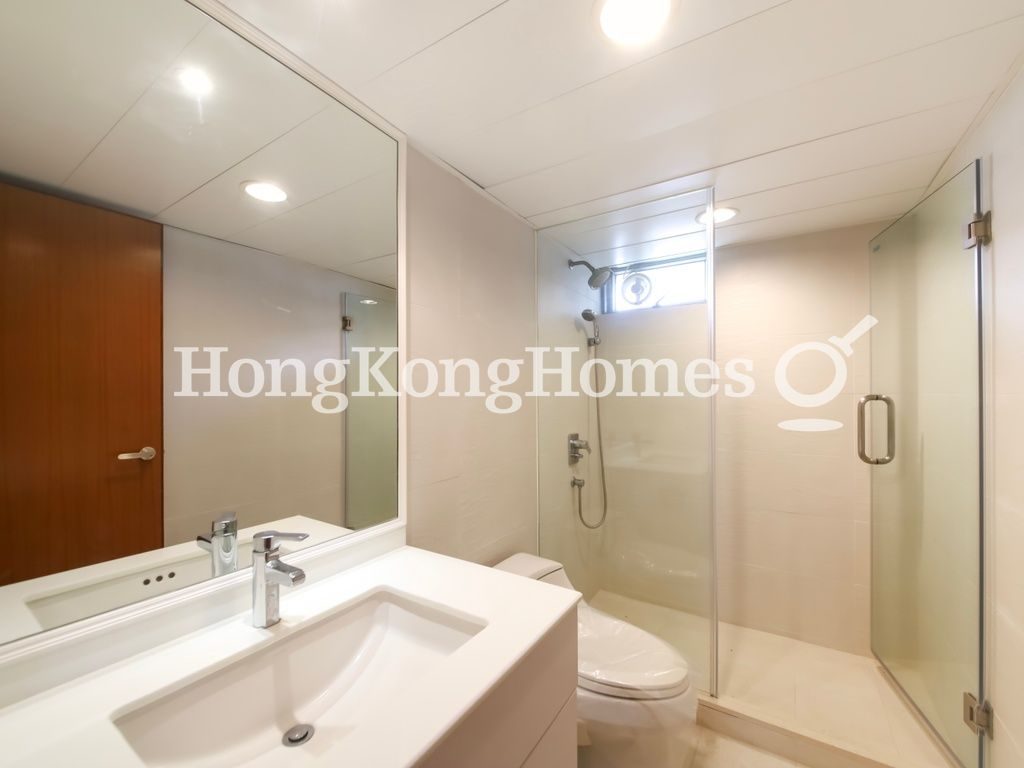 Guest Bathroom — Helene Garden - Block D, Stanley