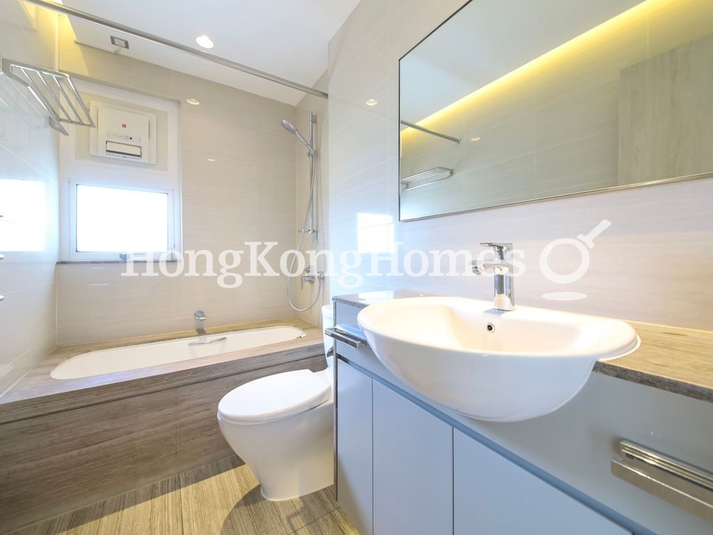 Guest Bathroom — The Repulse Bay - Harston, Repulse Bay
