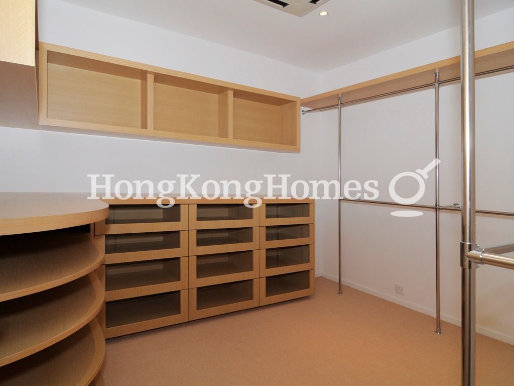 Walk-in Closet in Master Bedroom — Pinewaver Villas, Chung Hom Kok