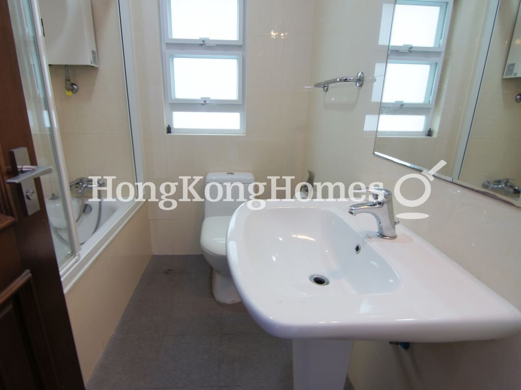 Guest Bathroom — Ching Sau Lane, 13-25, Chung Hom Kok