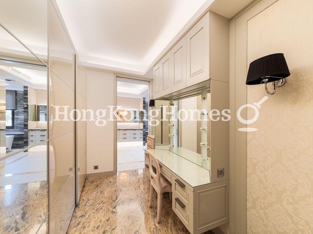 Walk-in Closet in Master Bedroom — Pinewaver Villas, Chung Hom Kok