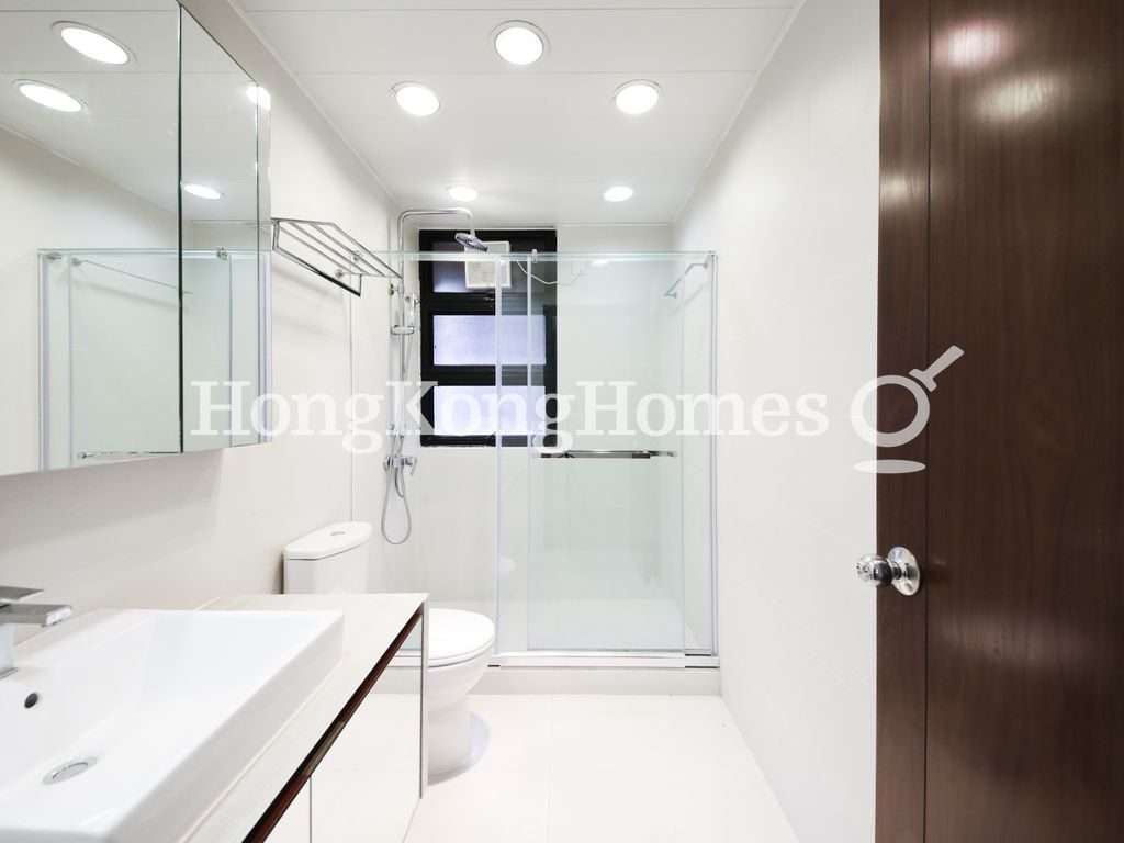 Guest Bathroom — The Somerset, Repulse Bay