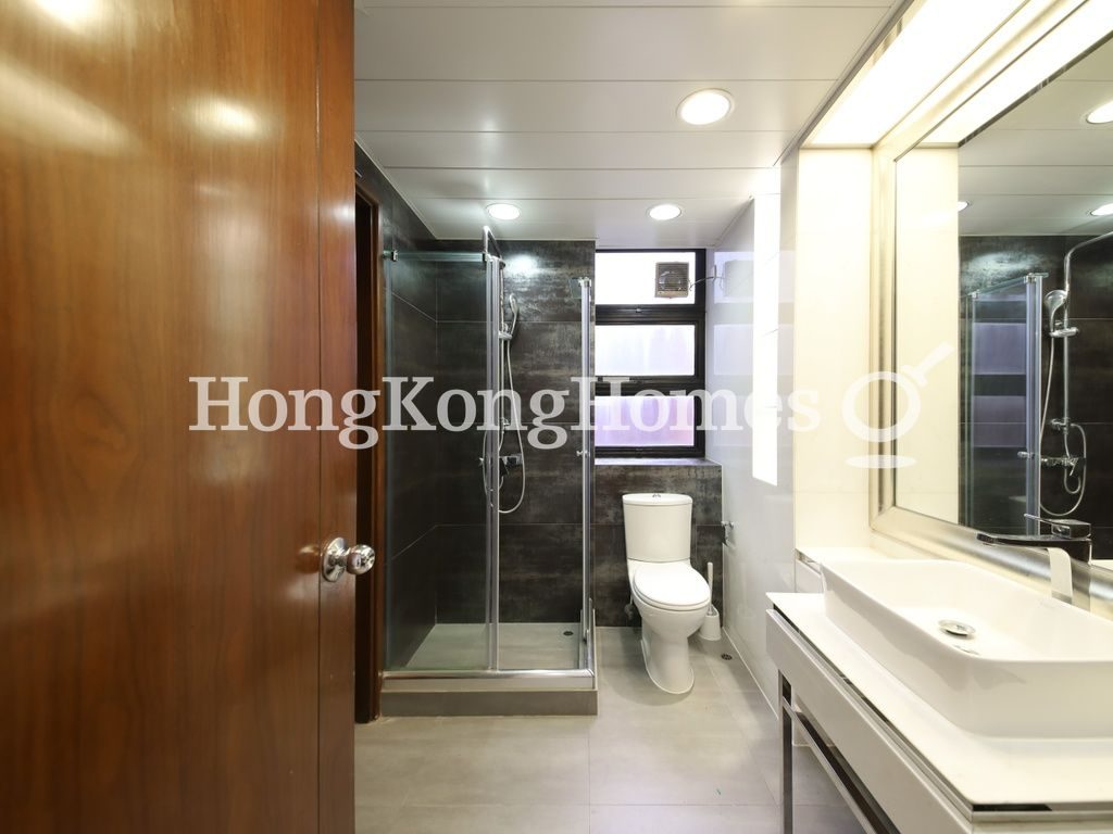 Guest Bathroom — The Somerset, Repulse Bay