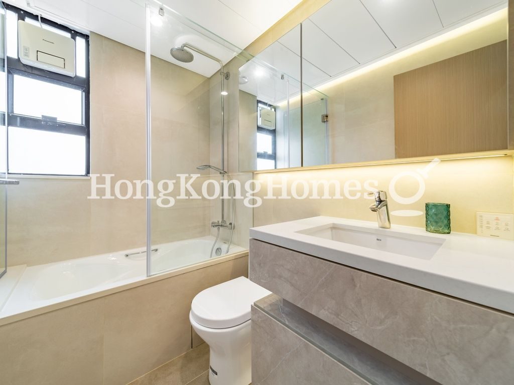 Second Ensuite Bathroom — Elegant Terrace - Block 01, Mid-levels West
