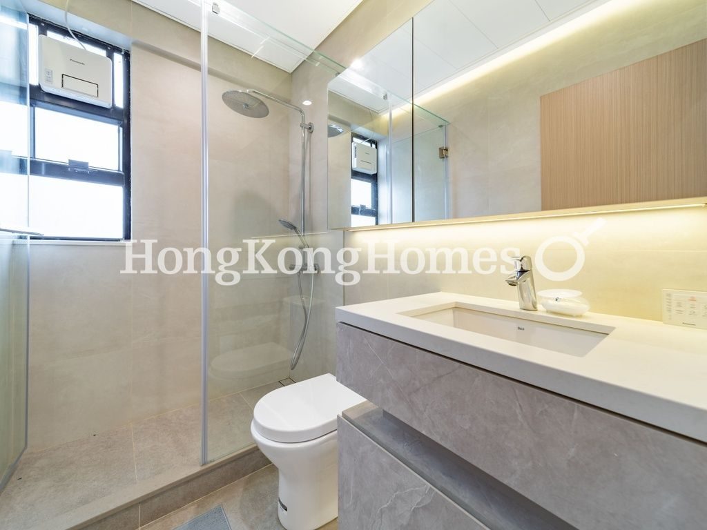 Third Ensuite Bathroom — Elegant Terrace - Block 01, Mid-levels West