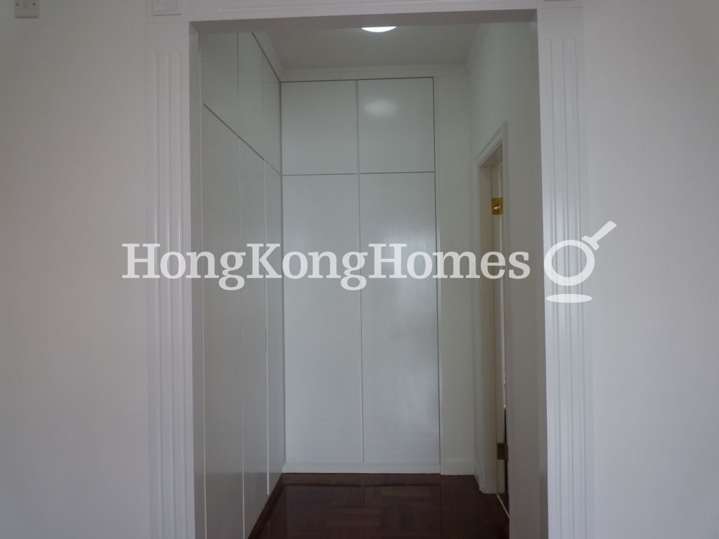 Built-in Wardrobe in Master Bedroom — Clovelly Court - Block 01, Mid-levels Central