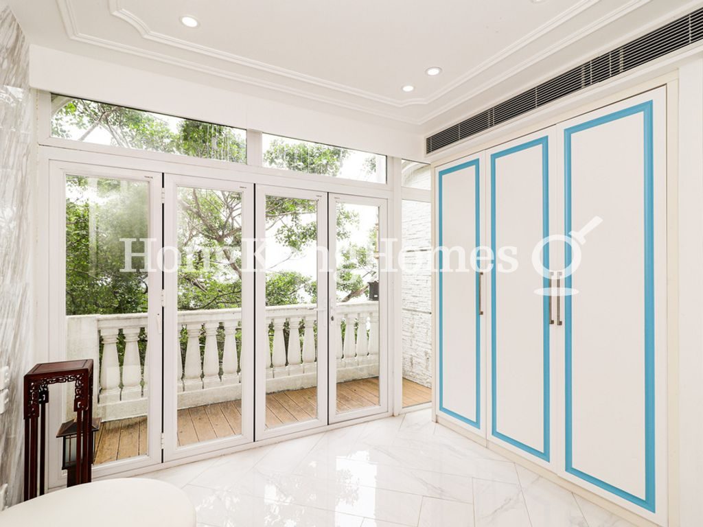 Third Ensuite Bathroom — Cheuk Nang Lookout, The Peak