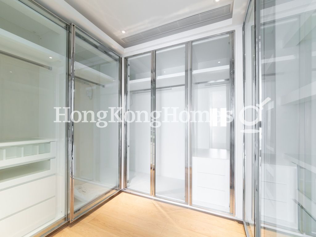 Walk-in Closet in Master Bedroom — La Hacienda - Lower Townhouse, The Peak