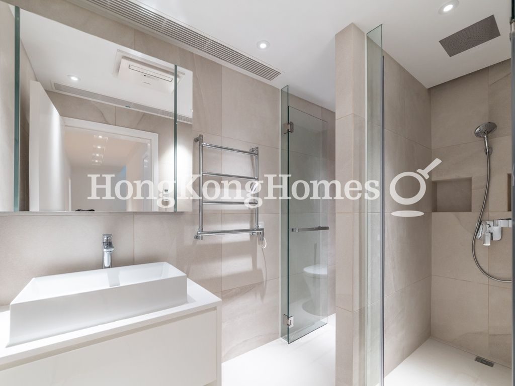 Guest Bathroom — La Hacienda - Lower Townhouse, The Peak