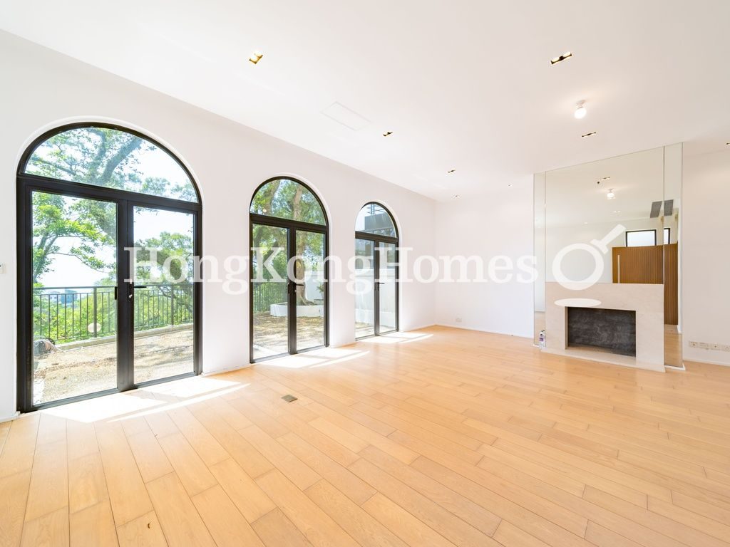 Living Room — Strawberry Hill, The Peak