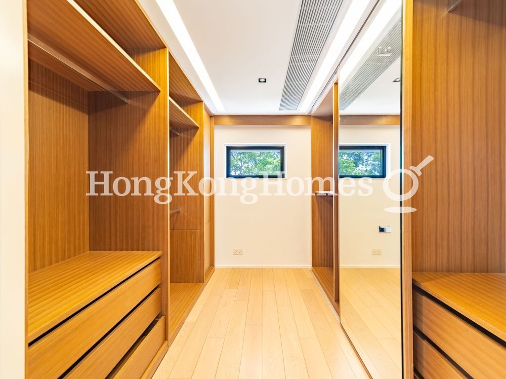 Walk-in Closet in Master Bedroom — Strawberry Hill, The Peak