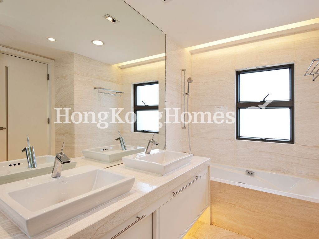 Master Bathroom — Mount Austin Estate, The Peak
