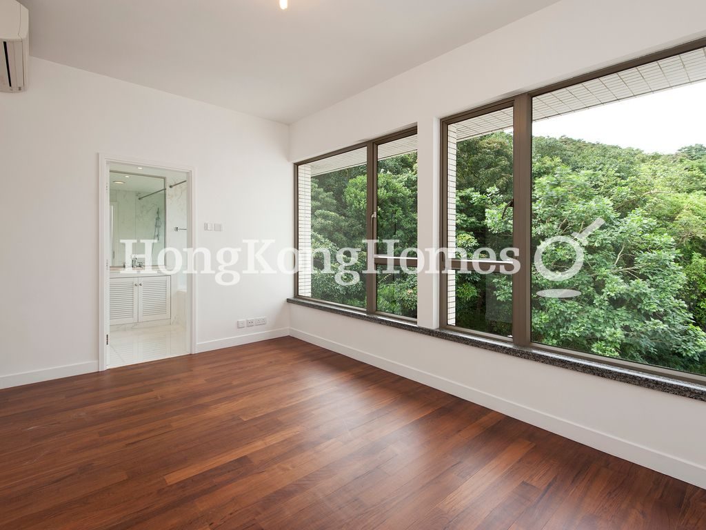 Second Ensuite Bedroom — Mount Austin Estate, The Peak