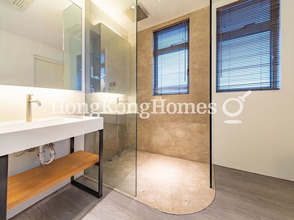 Second Ensuite Bathroom — Regal Crest, Mid-levels West