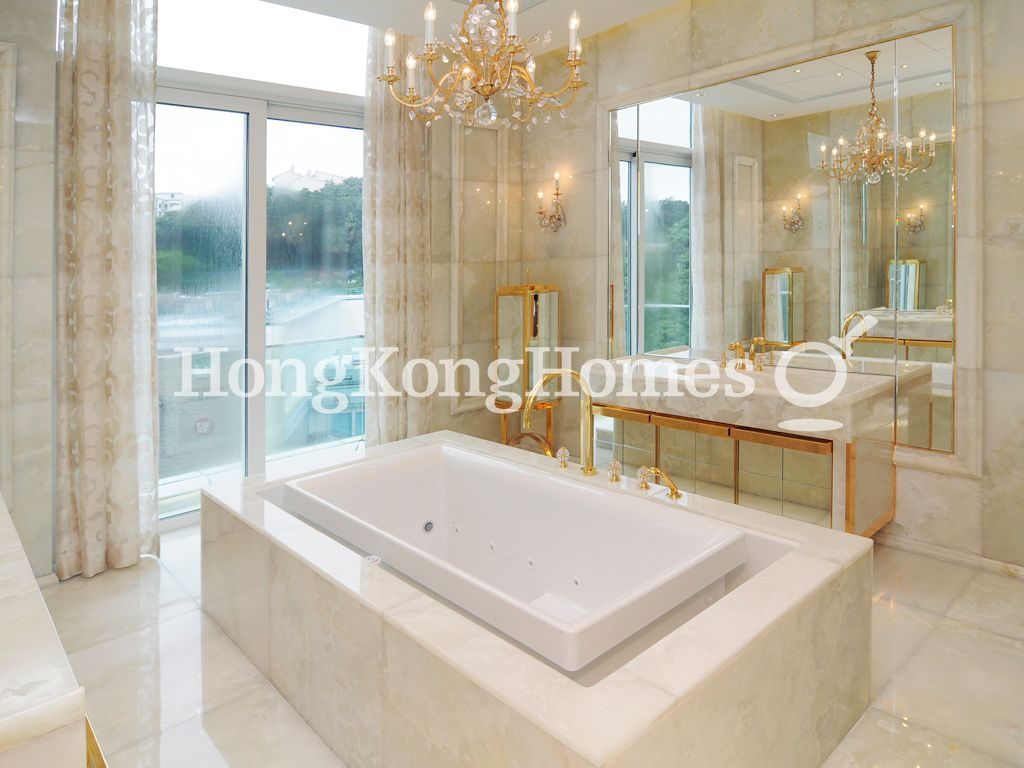 Master Bathroom — 3 Plunkett's Road, The Peak