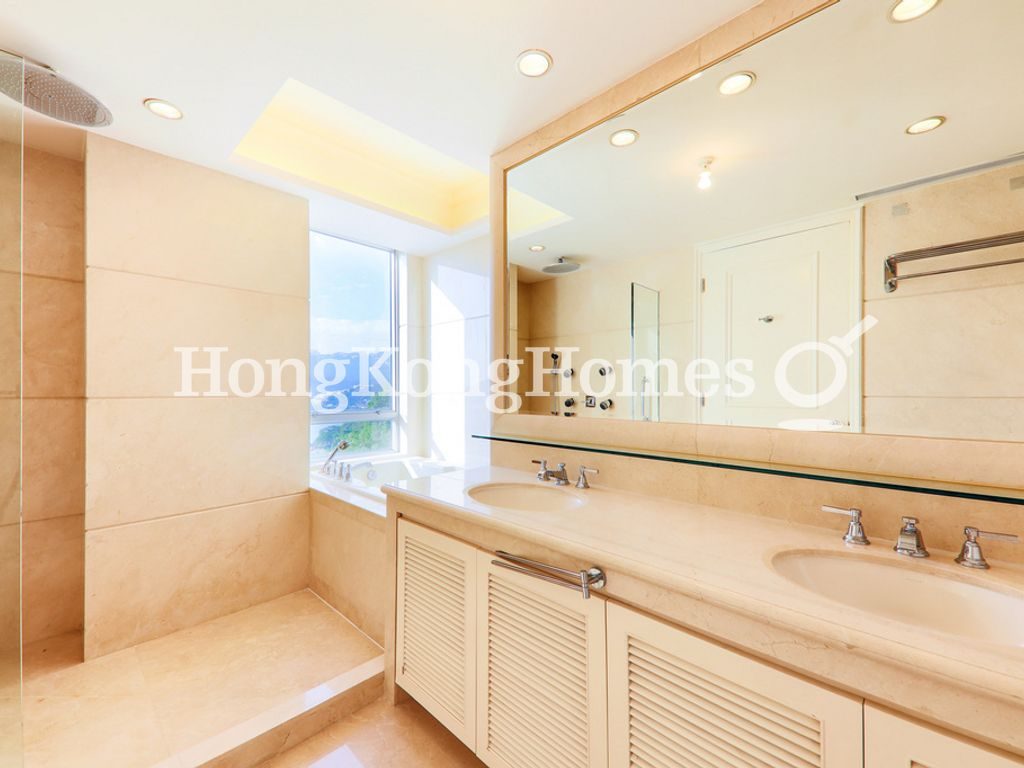 Master Bathroom — Overbays, Repulse Bay