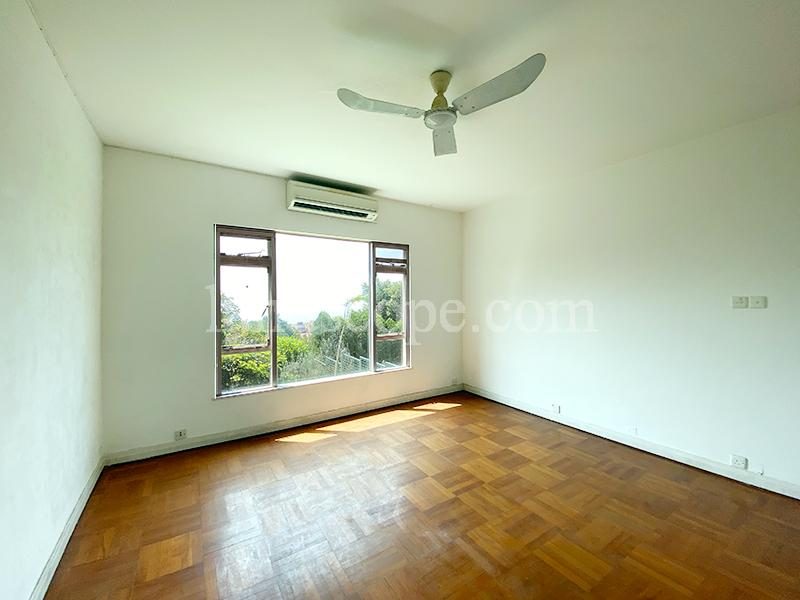 photo 4 — Strawberry Hill, The Peak