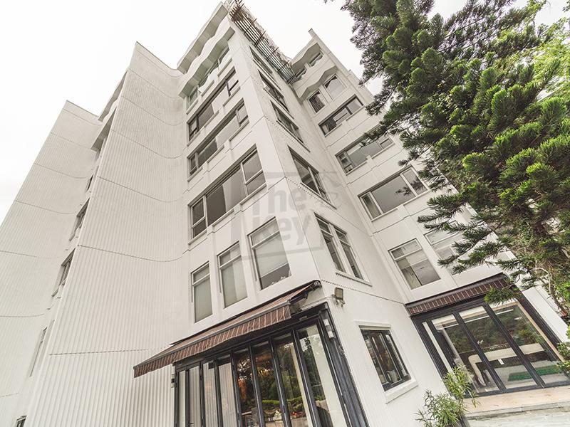 photo 5 — Guildford Court, The Peak
