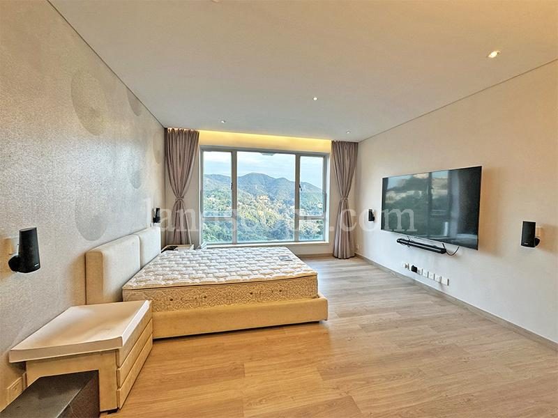 photo 4 — Guildford Court, The Peak