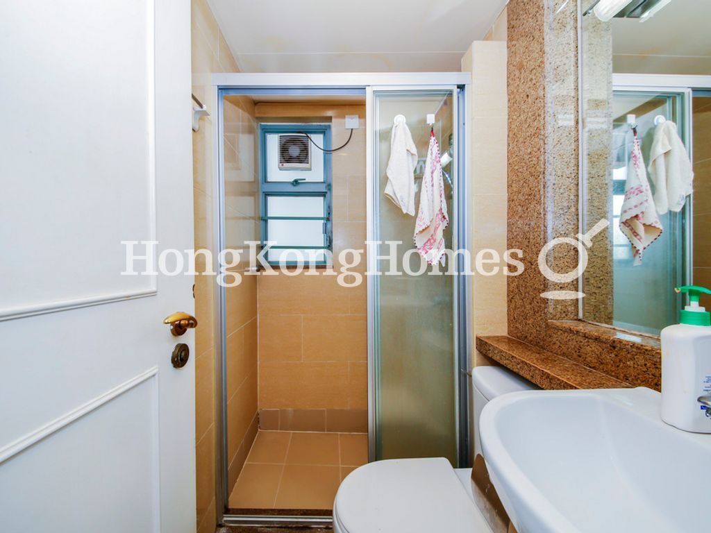 Guest Bathroom — Queen's Terrace - Tower 02, Sheung Wan