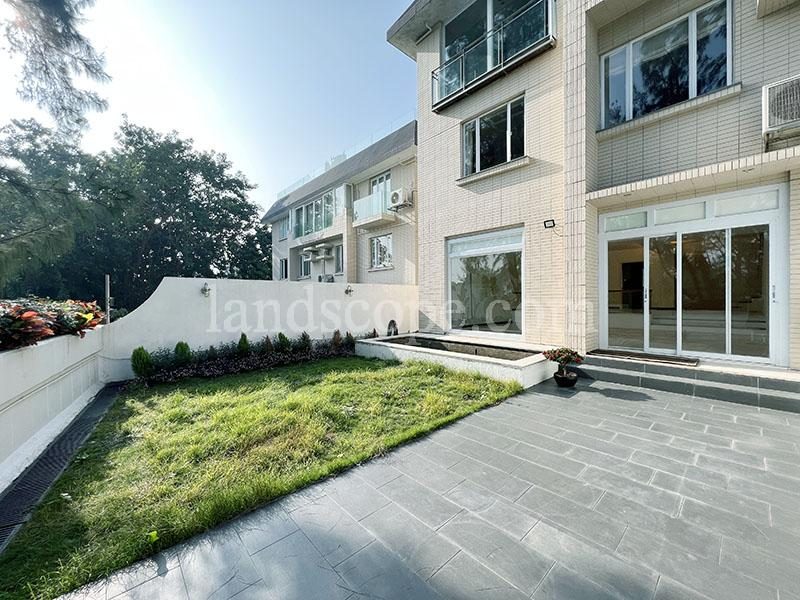 photo 2 — Grosse Pointe Villa, Stanley