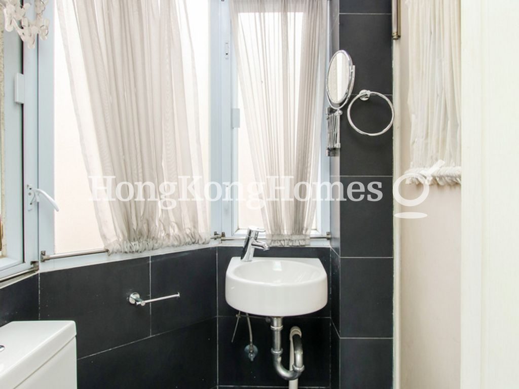 Washroom — Fook Kee Court, Mid-levels West