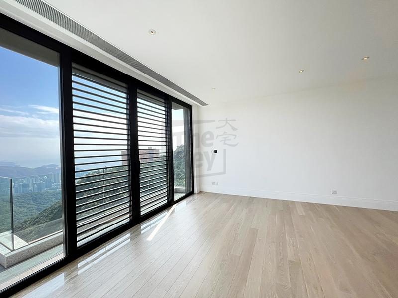 photo 4 — 7-15 Mount Kellett Road, The Peak