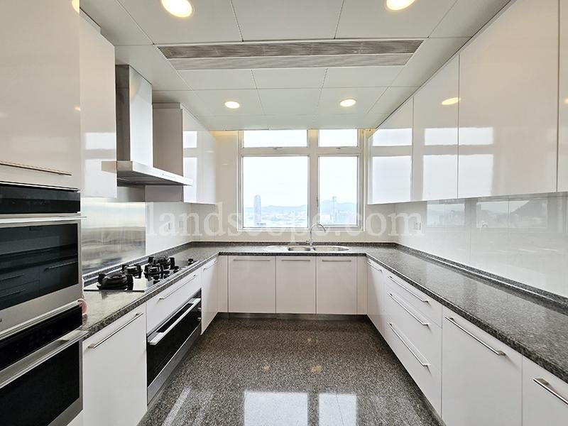 photo 15 — Interocean Court, The Peak