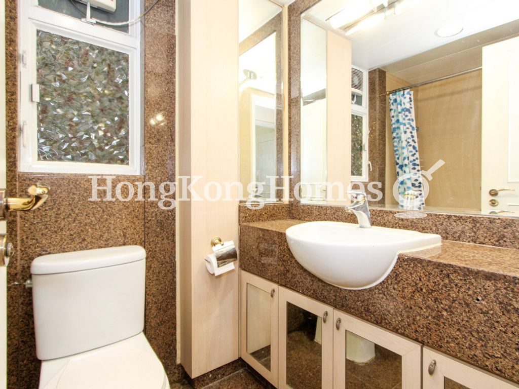 Guest Bathroom — Queen's Terrace - Tower 03, Sheung Wan