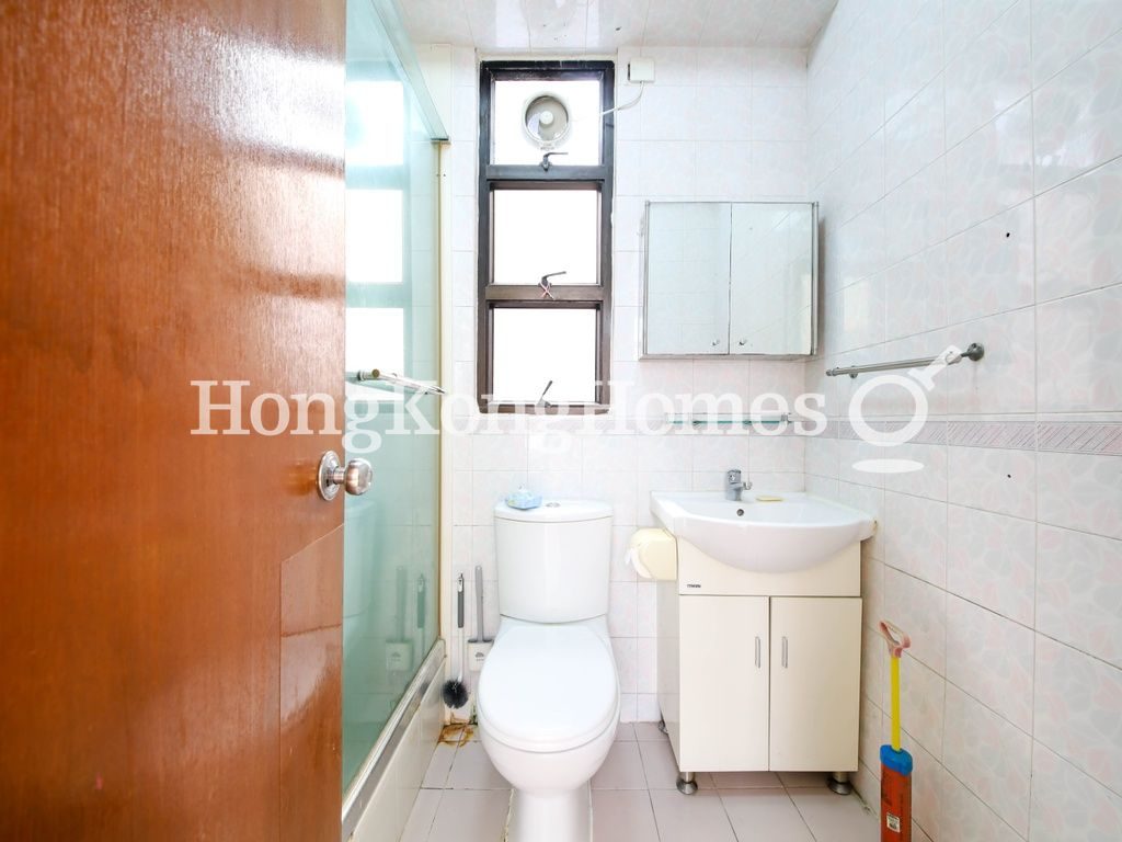 Guest Bathroom — Wo Yick Mansion, Sai Ying Pun