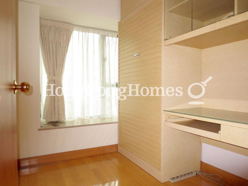 Built-in Wardrobe in Second Bedroom — Park Avenue - Tower 09, Tai Kok Tsui