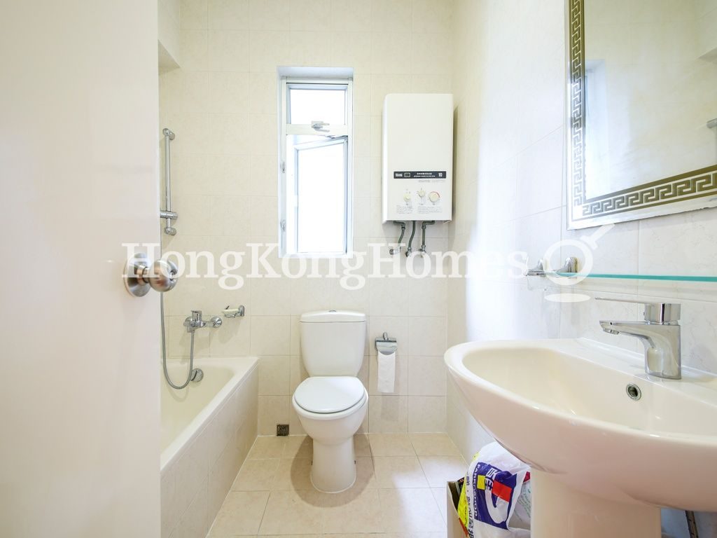 Guest Bathroom — Shan Kwong Tower - No. 24, Happy Valley