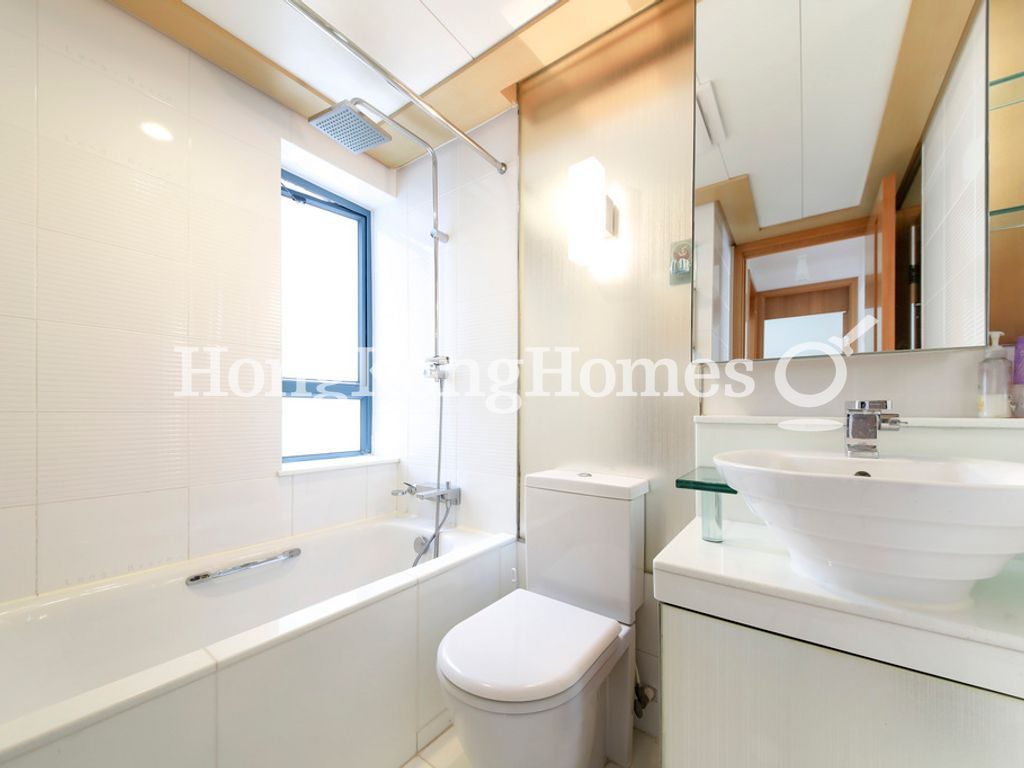 Guest Bathroom — The Long Beach - Tower 01, Tai Kok Tsui